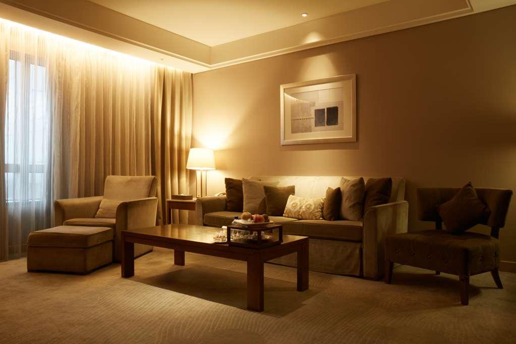 วินเซอ โฮเต็ล Hotel ไถจง ห้อง รูปภาพ A living room with indirect lighting