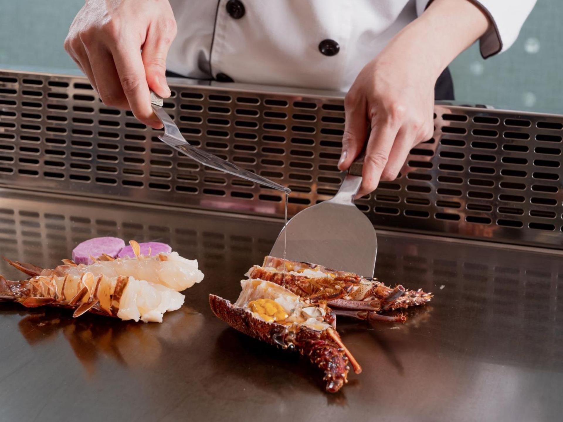 วินเซอ โฮเต็ล Hotel ไถจง ภายนอก รูปภาพ A chef using a fish knife to fillet a lobster