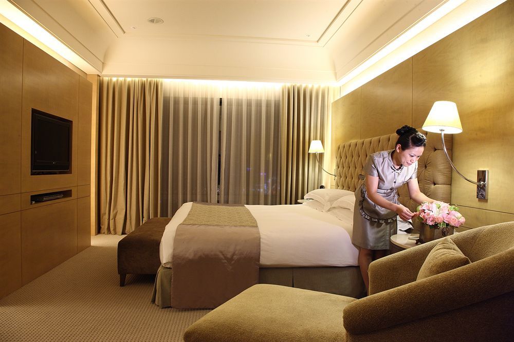 วินเซอ โฮเต็ล Hotel ไถจง ภายนอก รูปภาพ A hotel maid making a bed