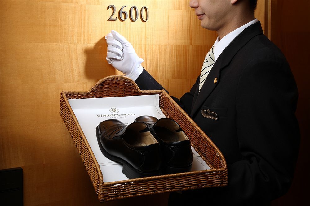 วินเซอ โฮเต็ล Hotel ไถจง ภายนอก รูปภาพ A bellboy delivering shoes to a guest