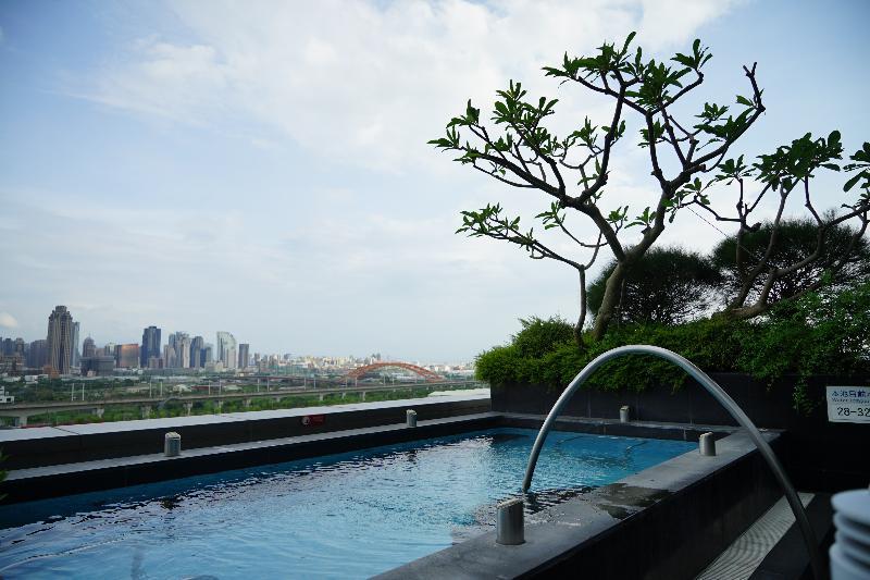 วินเซอ โฮเต็ล Hotel ไถจง ภายนอก รูปภาพ The pool at the top of the hotel