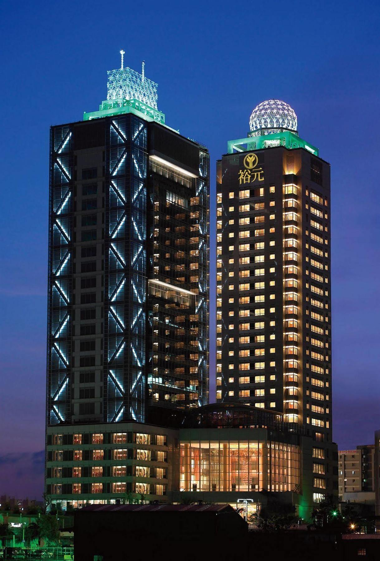 วินเซอ โฮเต็ล Hotel ไถจง ภายนอก รูปภาพ The hotel at night